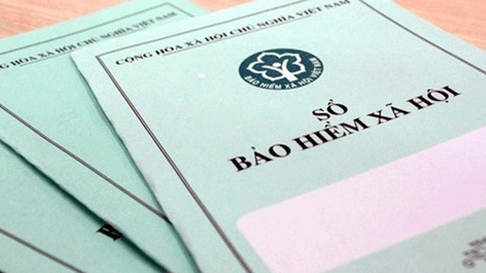 How many years of social insurance contributions are required to receive the maximum pension?